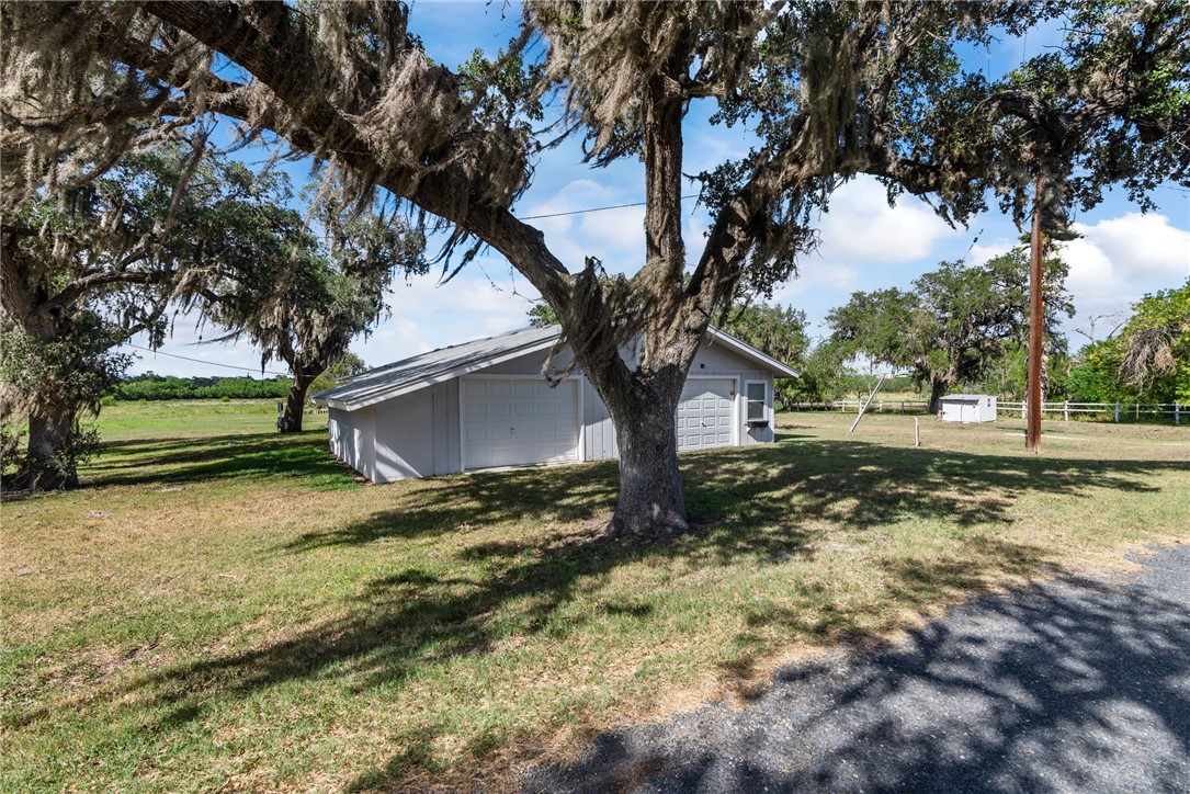 180 Freeman Circle George West, TX 78022 - Photo 39 of 40