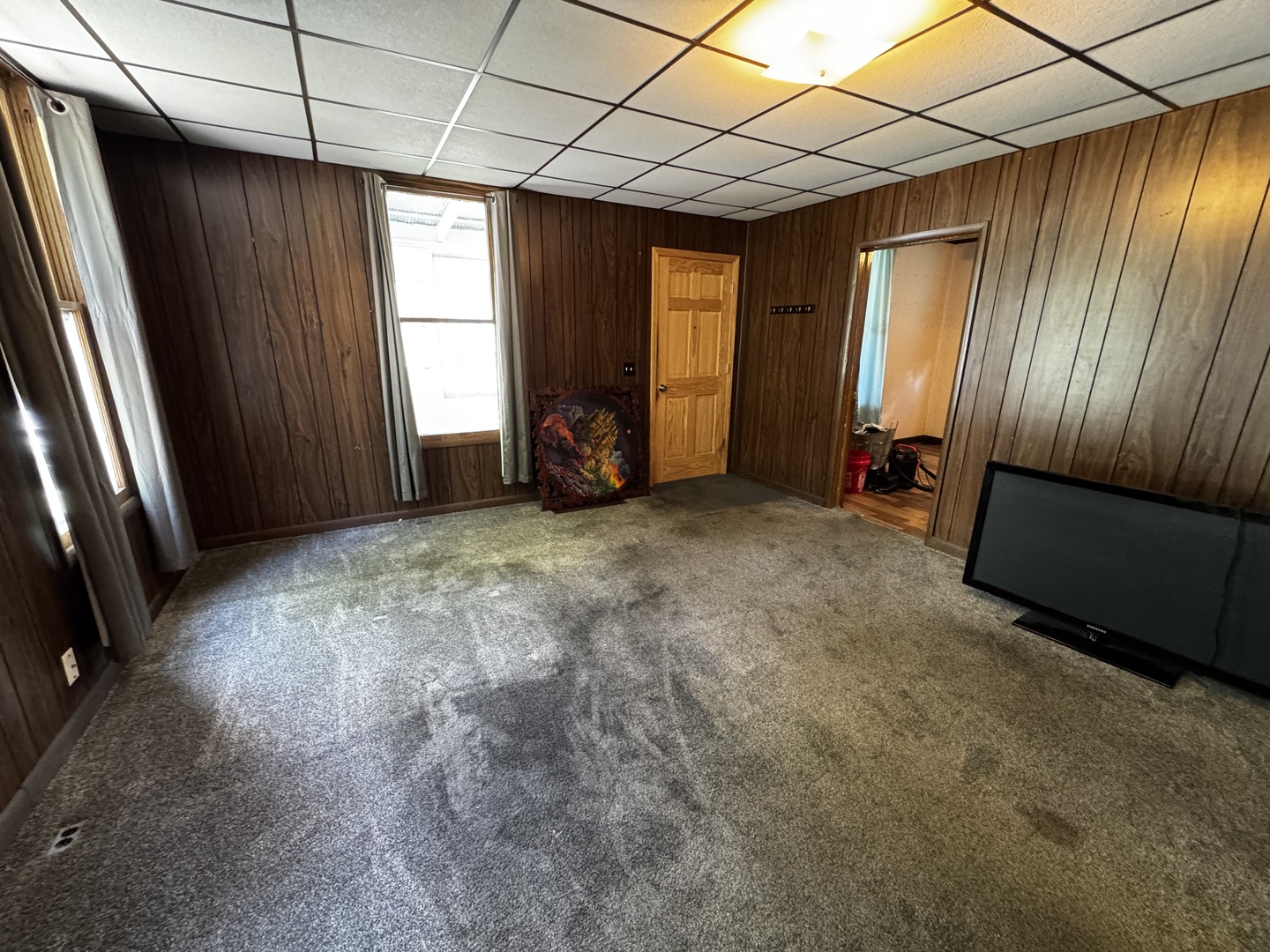 545 North Division Street Du Quoin, IL 62832 - Photo 10 of 17 an empty room with windows