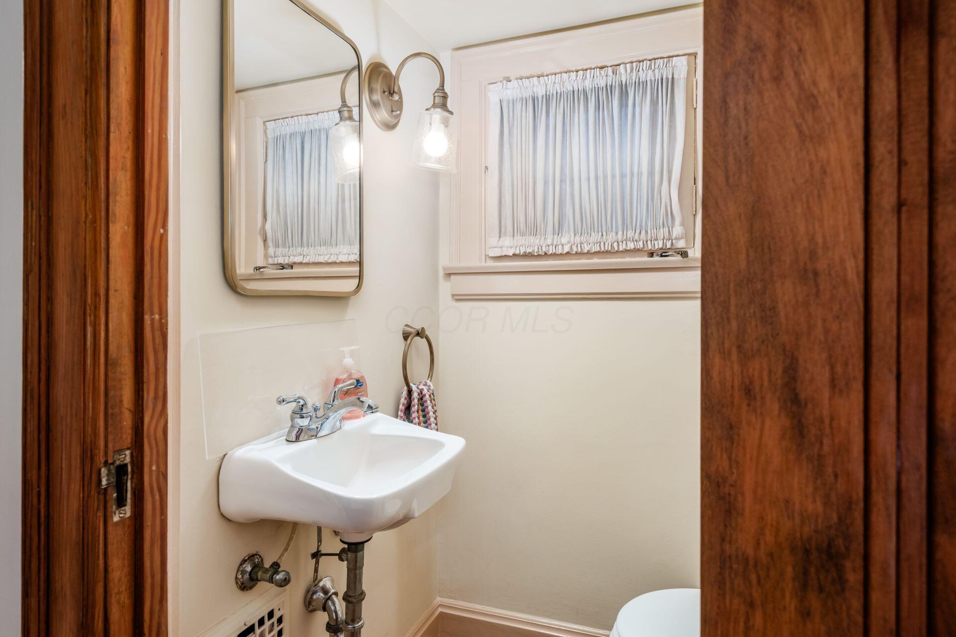 228 South Ardmore Road Columbus, OH 43209 - Photo 20 of 61 Half Bathroom