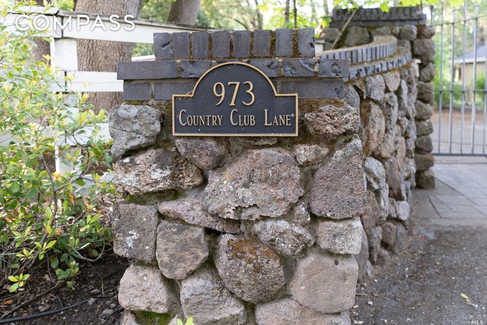 0 973-977 Country Club Ln