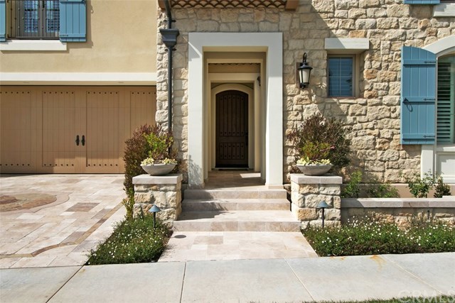 Extensive use of entry molding and outdoor travertine for grand entrance.