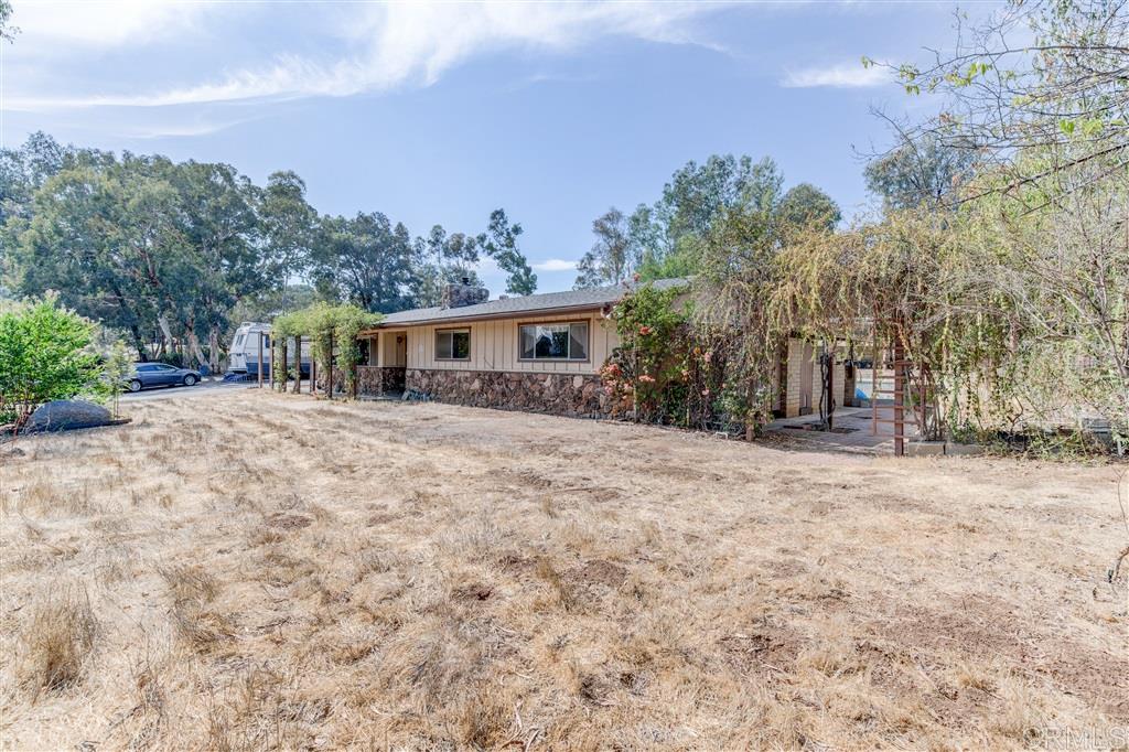 2310 Yucca Hill Road Alpine, CA 91901 - Photo 2 of 18 Large front yard