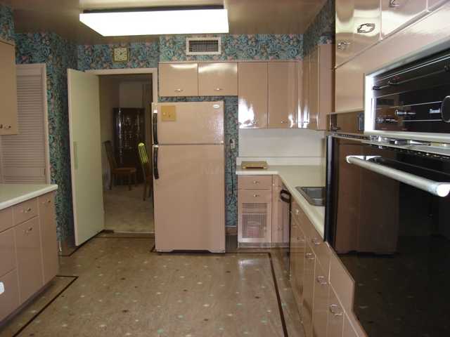 4530 Shady Grove Road Memphis, TN 38117 - Photo 7 of 22 Special and Unique Geneva Kitchen w/Gaggenau Electric Range w/Grill & Convection Oven AND Thermador Self-Cleaning Oven, 35 Cabinets, 11 Drawers - This One SHINES! Literally?it?s Immaculate!