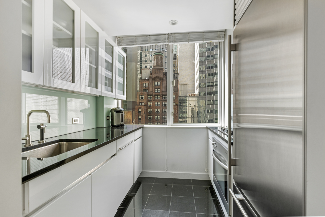 60 East 55th Street, Unit 15B Manhattan, NY 10022 - Photo 3 of 10