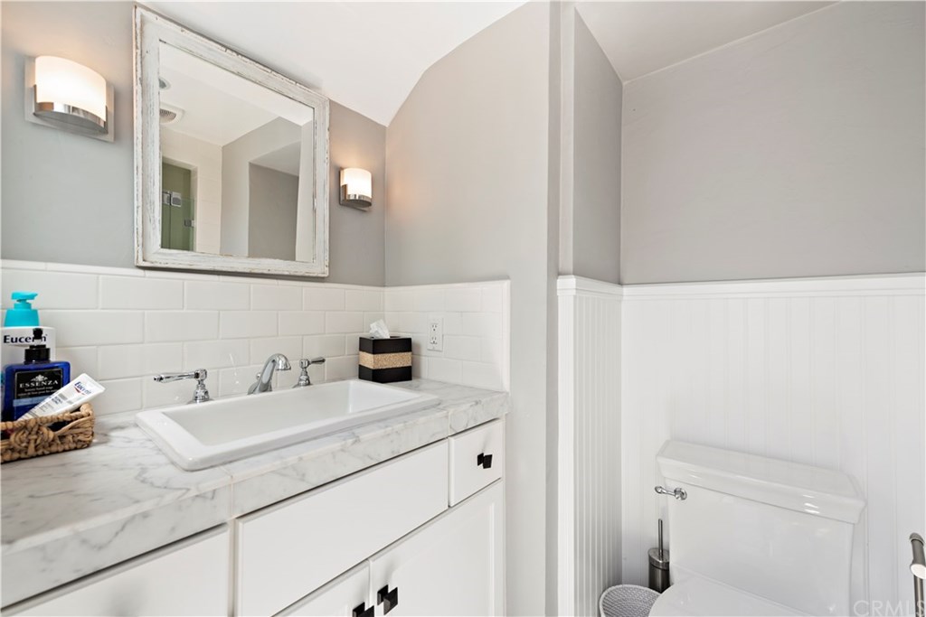 435 Agate Street Laguna Beach, CA 92651 - Photo 21 of 29 Outdoor bathroom for pool/ocean rinse