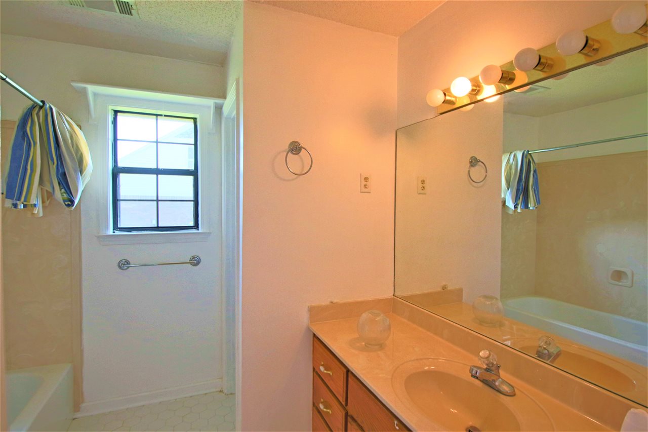 127 Ridgeway Lane Millington, TN 38053 - Photo 20 of 25 Perfect Full Bath To Share!
