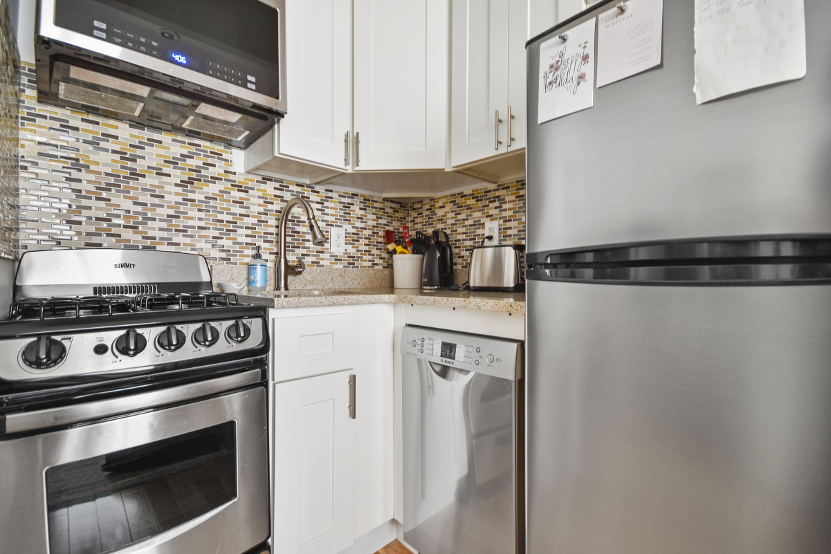 239 East 81st Street, Unit 2A Manhattan, NY 10028 - Photo 5 of 6