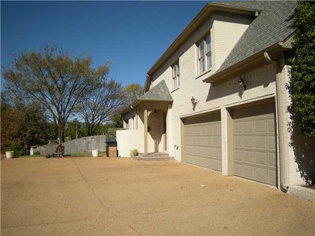 10046 Avent Ridge Cove Collierville, TN 38017 - Photo 10 of 12 3-Car Garage, friends' entrance
