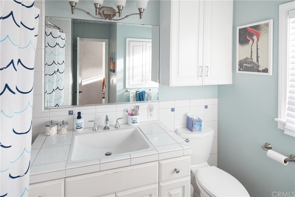 4908 West 136th Street Hawthorne, CA 90250 - Photo 21 of 30 Full bath upstairs