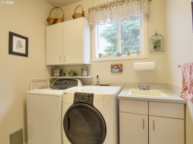 10236 Southwest Stuart Court Tigard, OR 97224 - Photo 18 of 32 Gallery Image 18