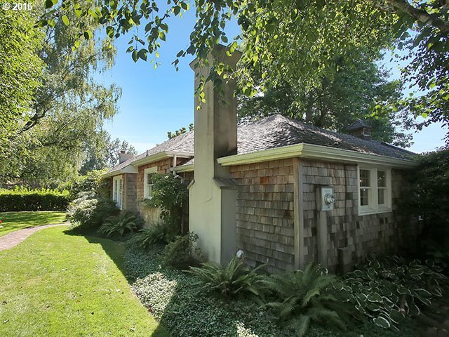 8517 Southwest 58th Avenue Portland, OR 97219 - Photo 3 of 32 Gallery Image 3