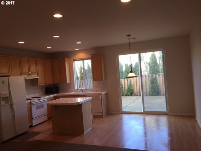 5845 Southeast 17th Loop Gresham, OR 97080 - Photo 4 of 17 Gallery Image 4