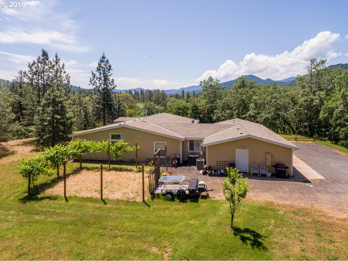 3218 Robertson Bridge Road Grants Pass, OR 97526 - Photo 5 of 28
