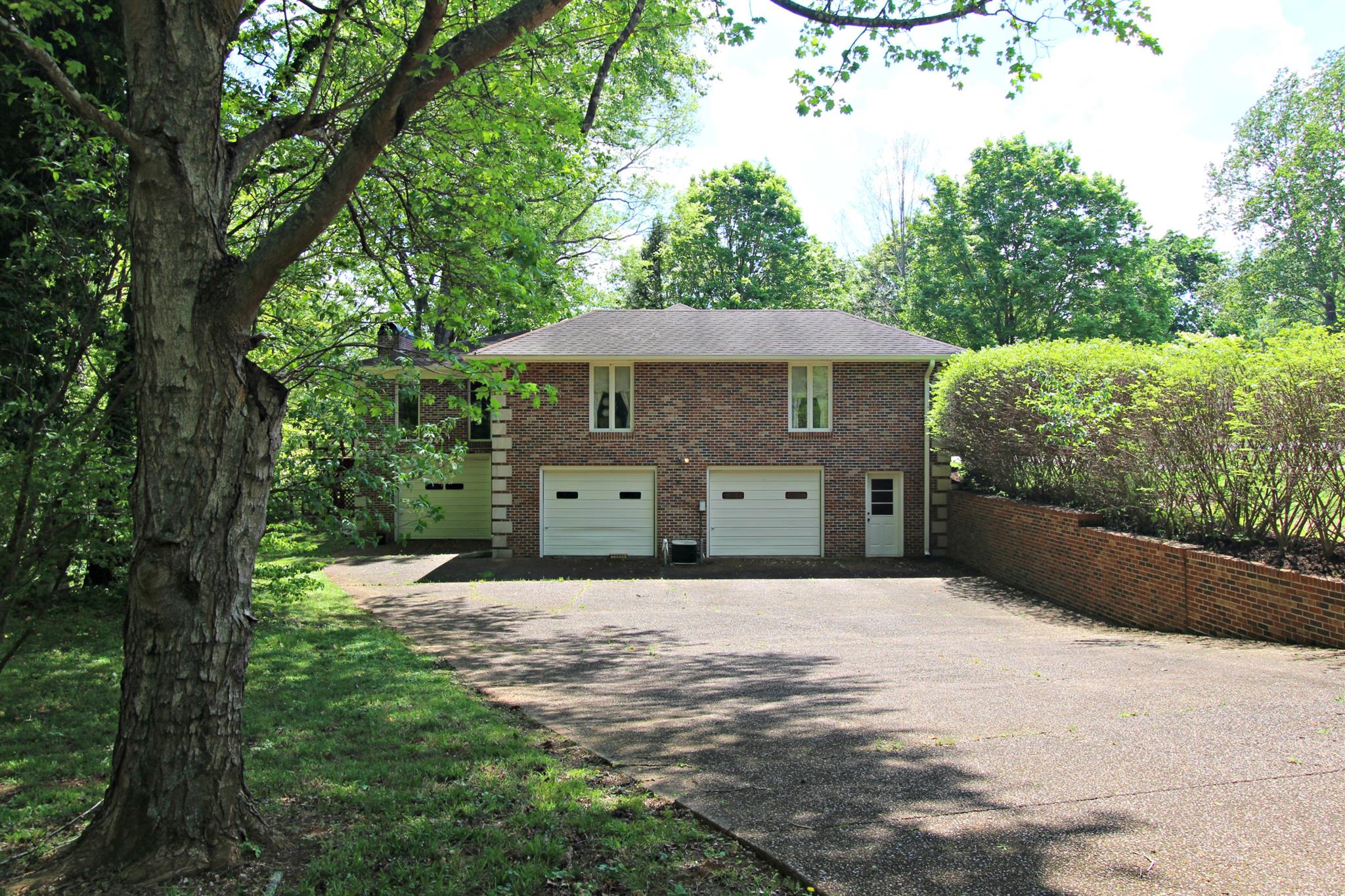 300 Kippsford Pond Road Columbia, TN 38401 - Photo 7 of 36 Long and wide driveway to garages is ideal for extra parking and vehicles.