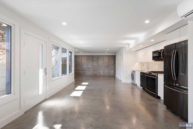 1076 River Road Edgewater, NJ 07020 - Photo 11 of 25