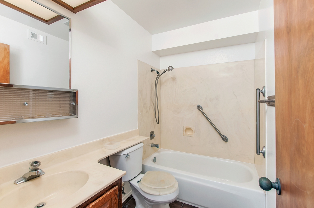 921 E Avenue, Unit E Coronado, CA 92118 - Photo 13 of 14 Second bedroom attached bath