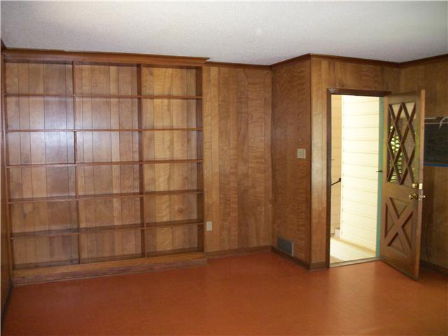 4999 Hillbrook Road Memphis, TN 38109 - Photo 2 of 6 Built-in Bookshelves