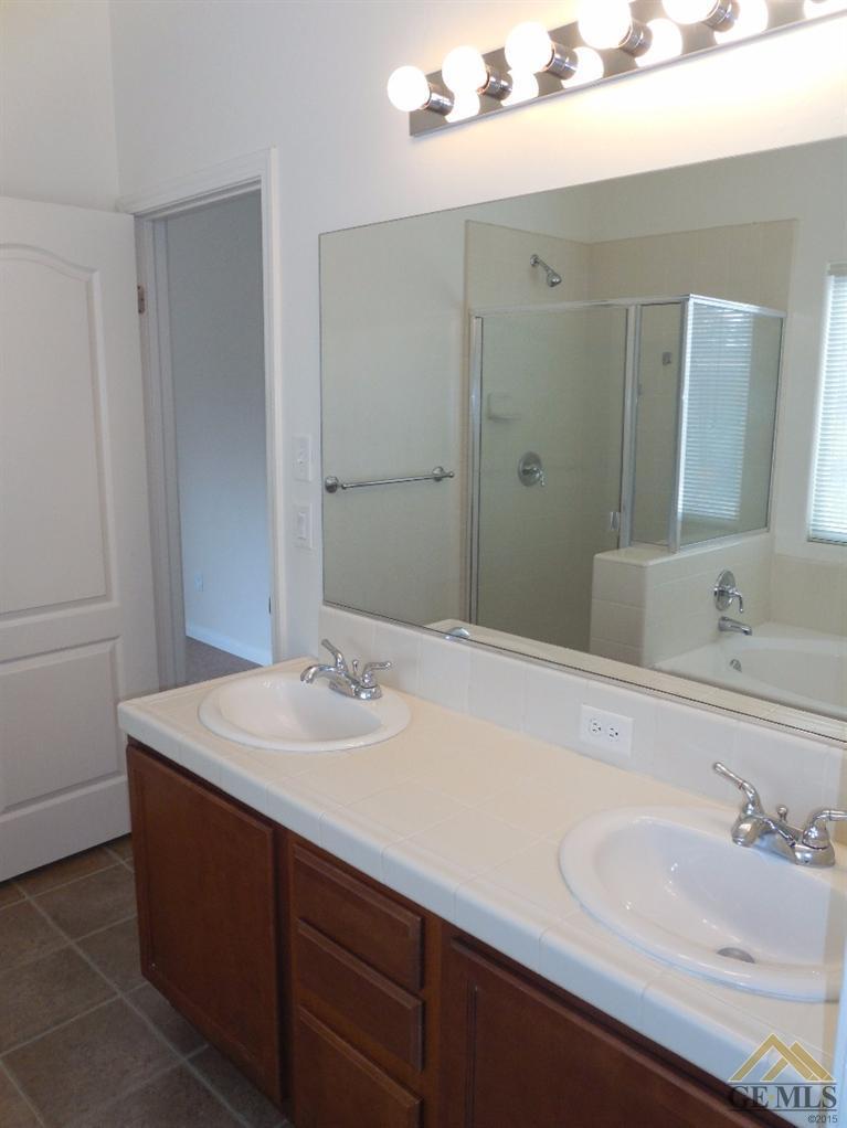 2220 Sosa Drive Bakersfield, CA 93313 - Photo 15 of 25