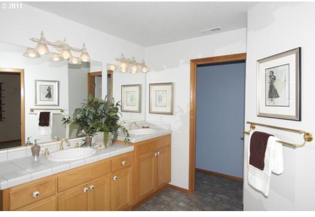 21640 Southwest Chapman Road Sherwood, OR 97140 - Photo 11 of 16 Gallery Image 11