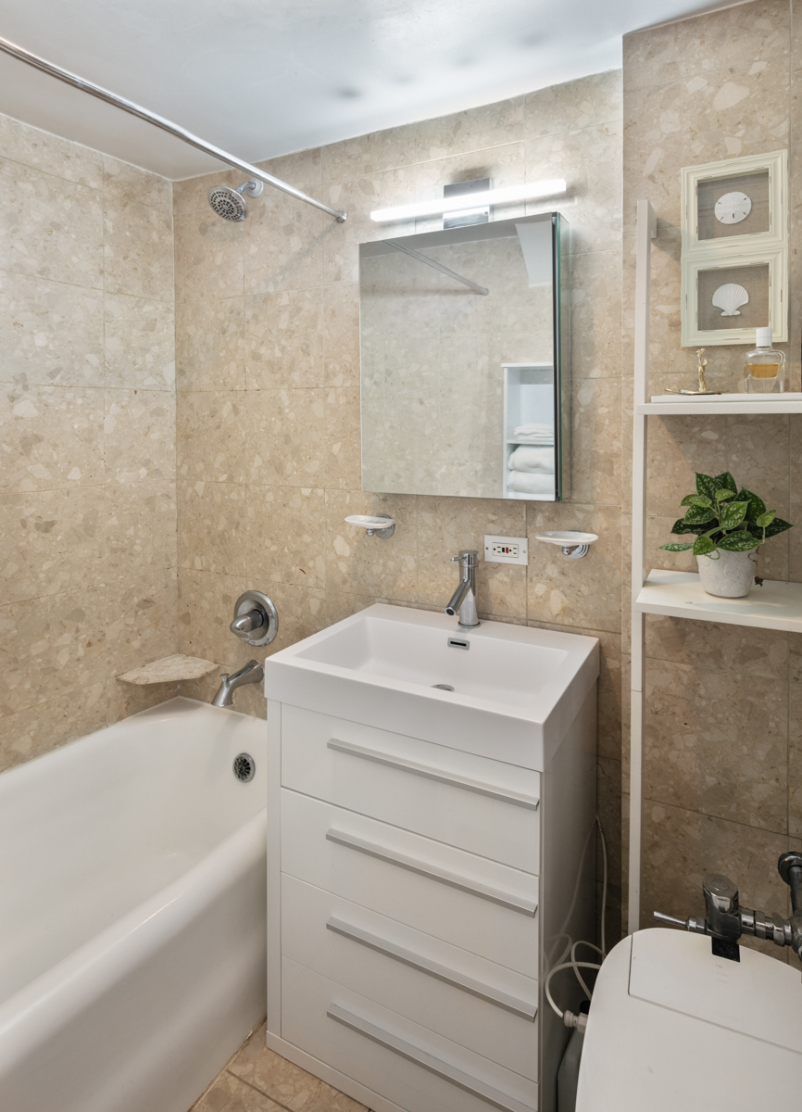 25 Tudor City Place, Unit 2008 Manhattan, NY 10017 - Photo 3 of 9