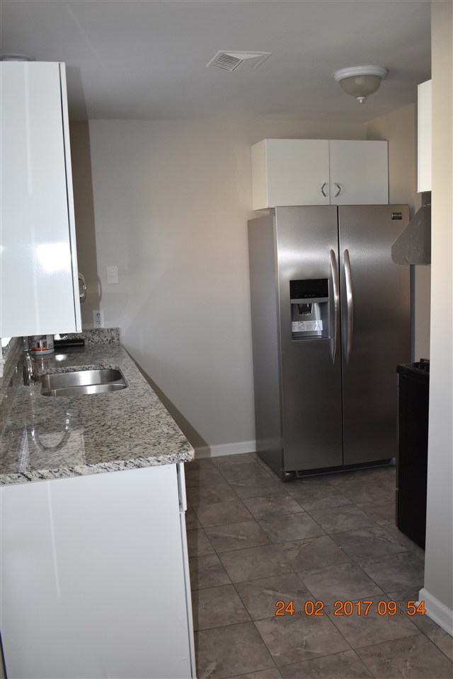 5004 Wingdale Road Memphis, TN 38117 - Photo 10 of 25 New Stainless Steel Refrigerator with ice maker.