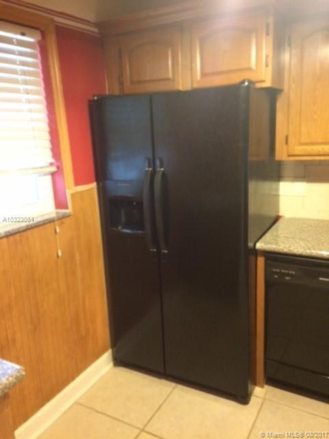 301 Cambridge Road, Unit 214 Hollywood, FL 33024 - Photo 5 of 18 Gallery Image 5