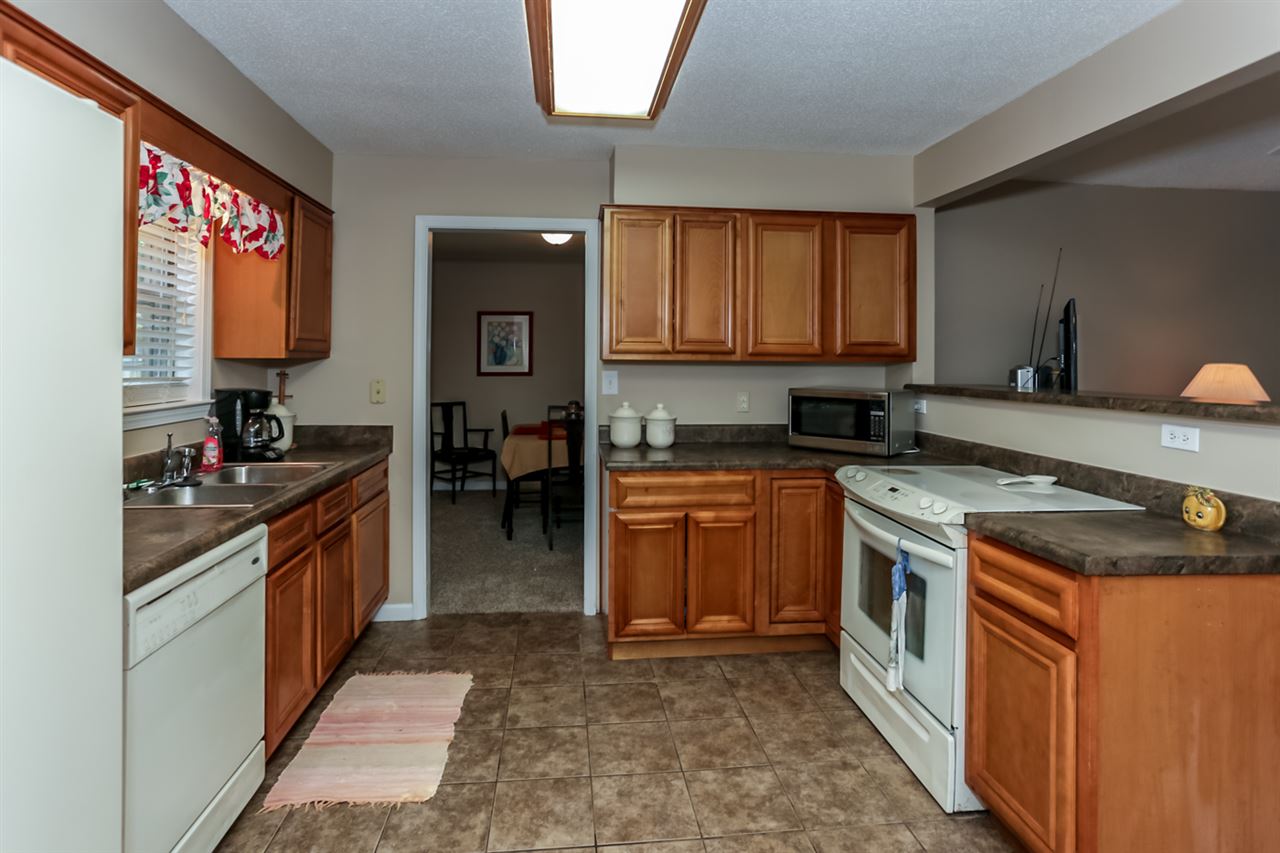 6539 Honeybrook Road Memphis, TN 38134 - Photo 13 of 25 Fabulous eat-in kitchen with breakfast area and breakfast bar open to the great room.