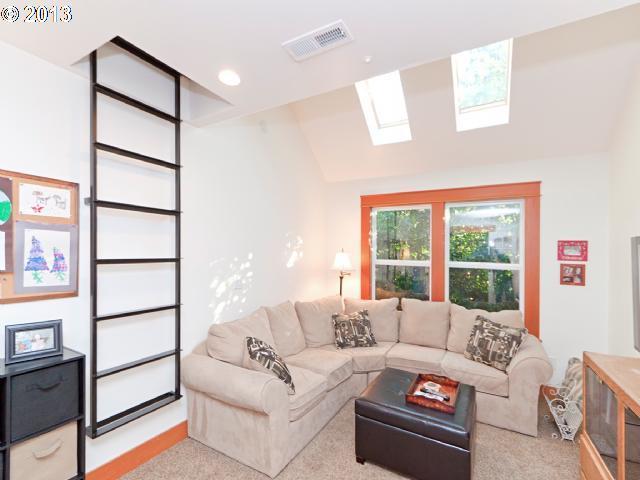 6045 Southwest Old Scholls Ferry Road Portland, OR 97223 - Photo 3 of 16 Gallery Image 3