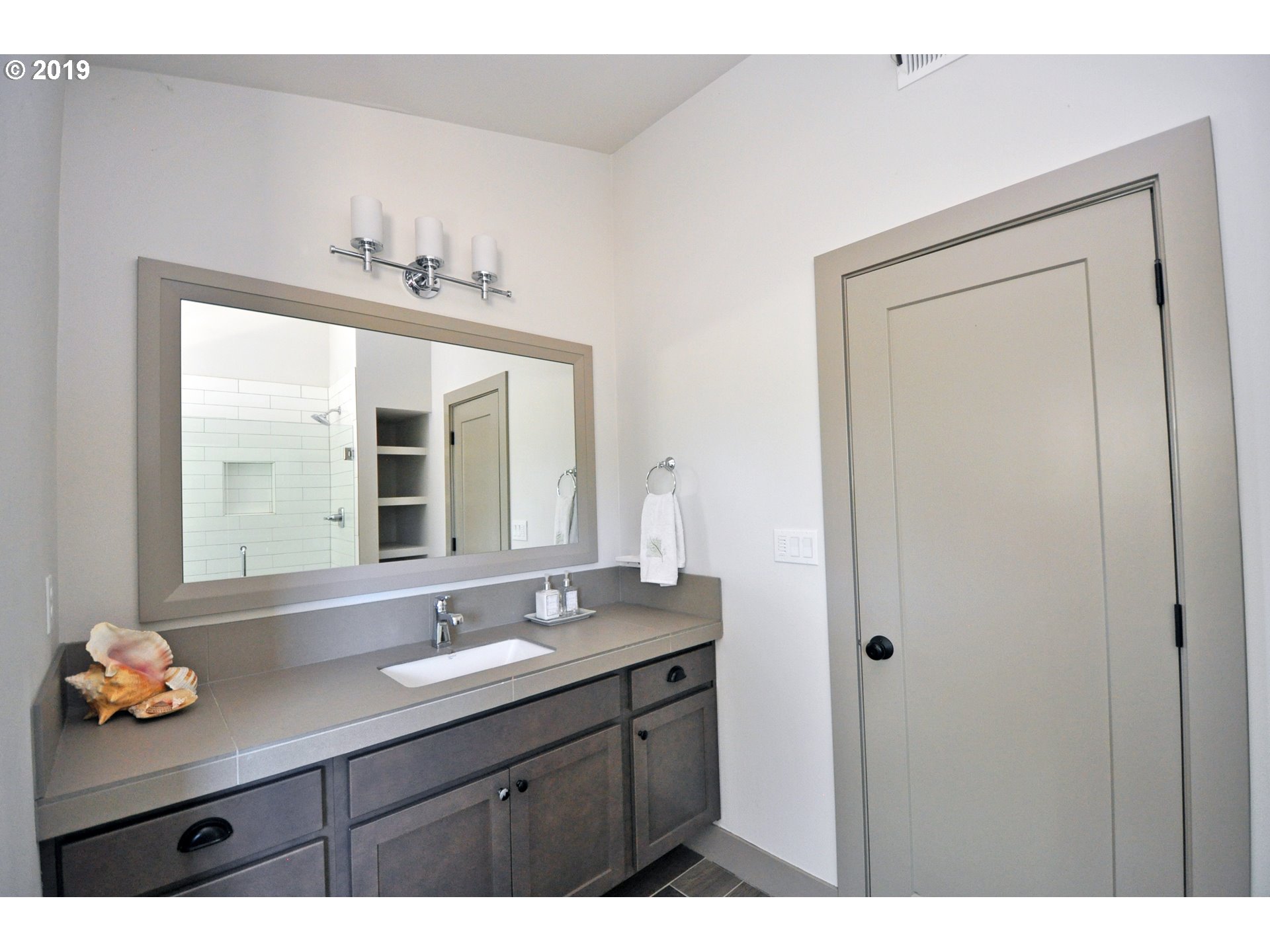 7655 Southeast Sherman Street Portland, OR 97215 - Photo 17 of 32