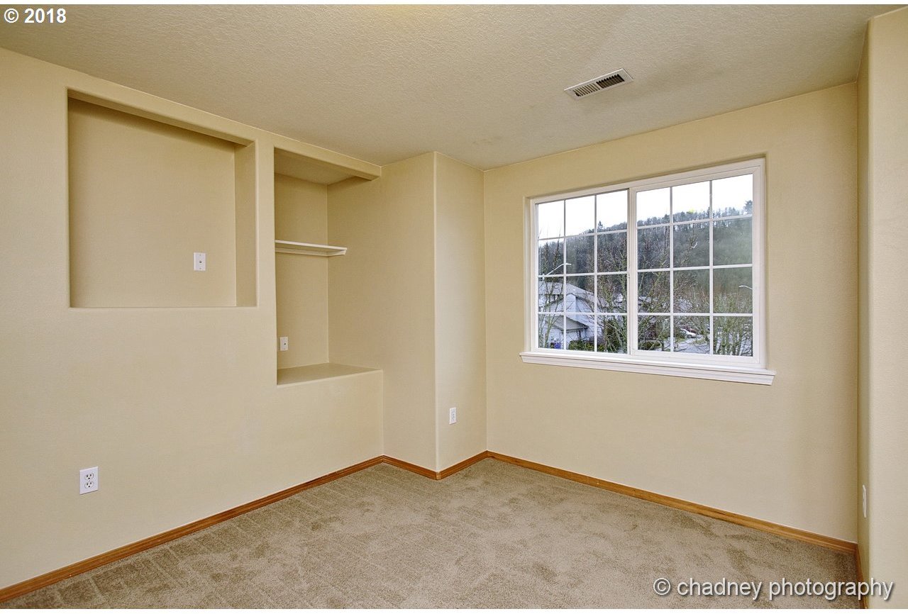 1042 Southwest Ivory Loop Gresham, OR 97080 - Photo 19 of 22 Gallery Image 19