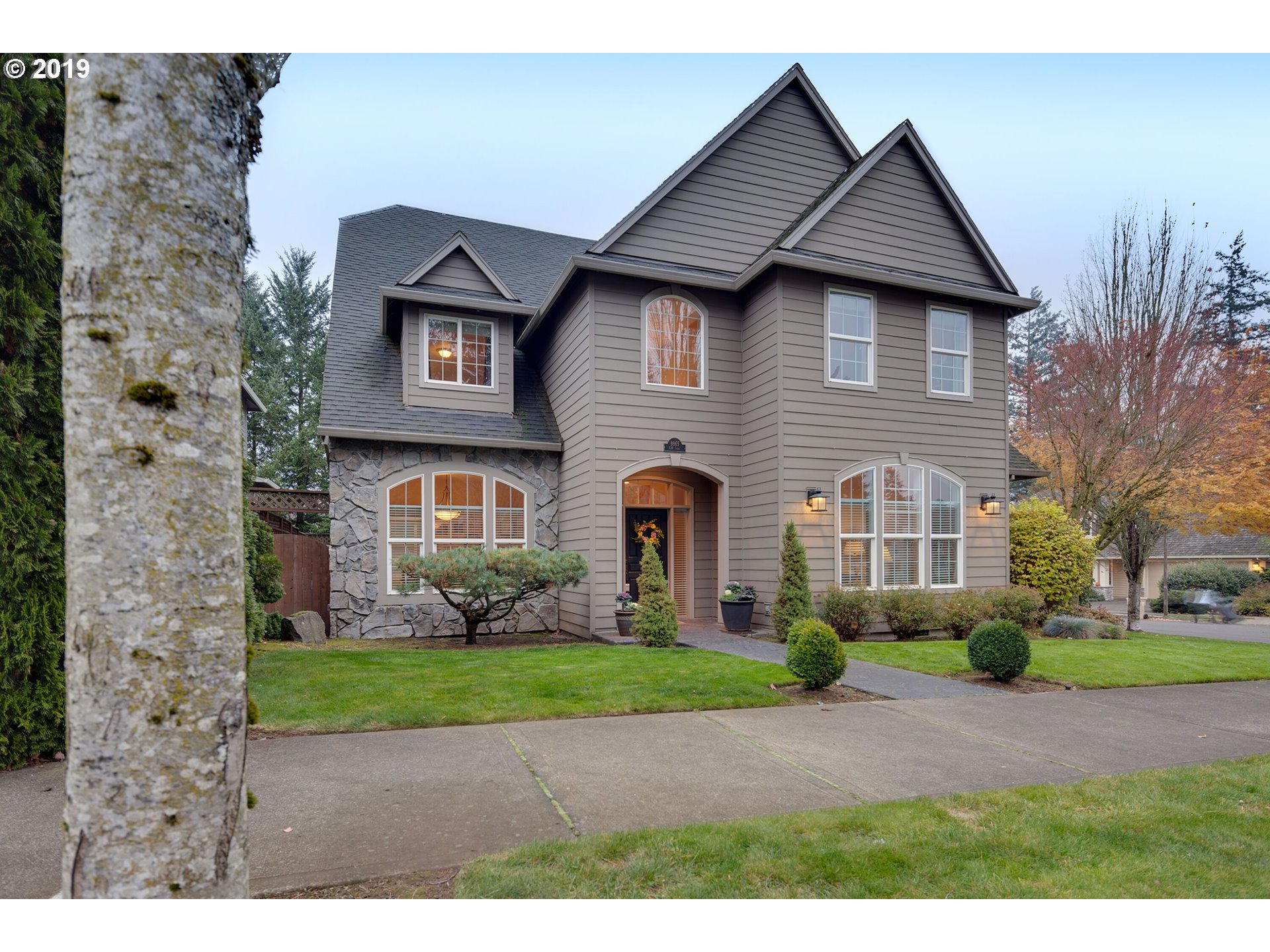 9865 Southwest Iowa Drive Tualatin, OR 97062 - Photo 3 of 32
