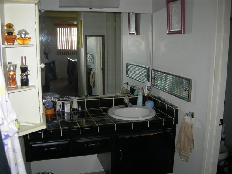 2848 Summit Circle Bakersfield, CA 93306 - Photo 14 of 15 Master bedroom bath