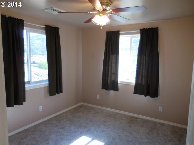 4098 Hooker Road Roseburg, OR 97470 - Photo 8 of 16 Gallery Image 8