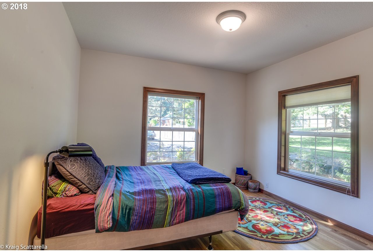 3123 Southwest Huber Street Portland, OR 97219 - Photo 9 of 23