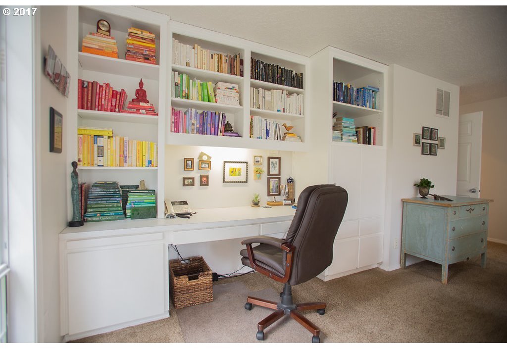 10737 Southwest Inverness Court Portland, OR 97219 - Photo 6 of 32 Gallery Image 6