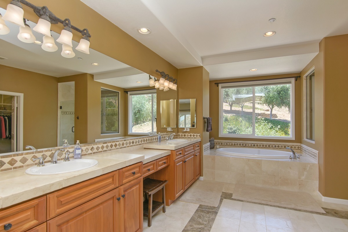15533 Canyon View Way Poway, CA 92064 - Photo 12 of 25 Gallery Image 12