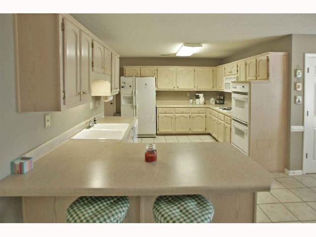 8867 Dexter Road Memphis, TN 38016 - Photo 5 of 10 Wonderful eat-in kitchen comes equipped with a large double door pantry, tons of cabinets and counter space, breakfast bar, double porcelain sinks, double self cleaning ovens, cook top, microwave, breakfast area and family/hearth room.