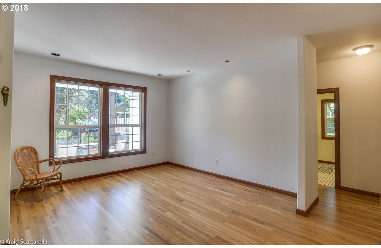 3123 Southwest Huber Street Portland, OR 97219 - Photo 7 of 23