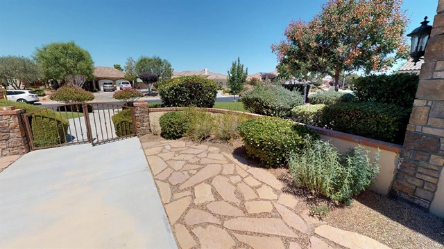 19177 Kanbridge Street Apple Valley, CA 92308 - Photo 4 of 60