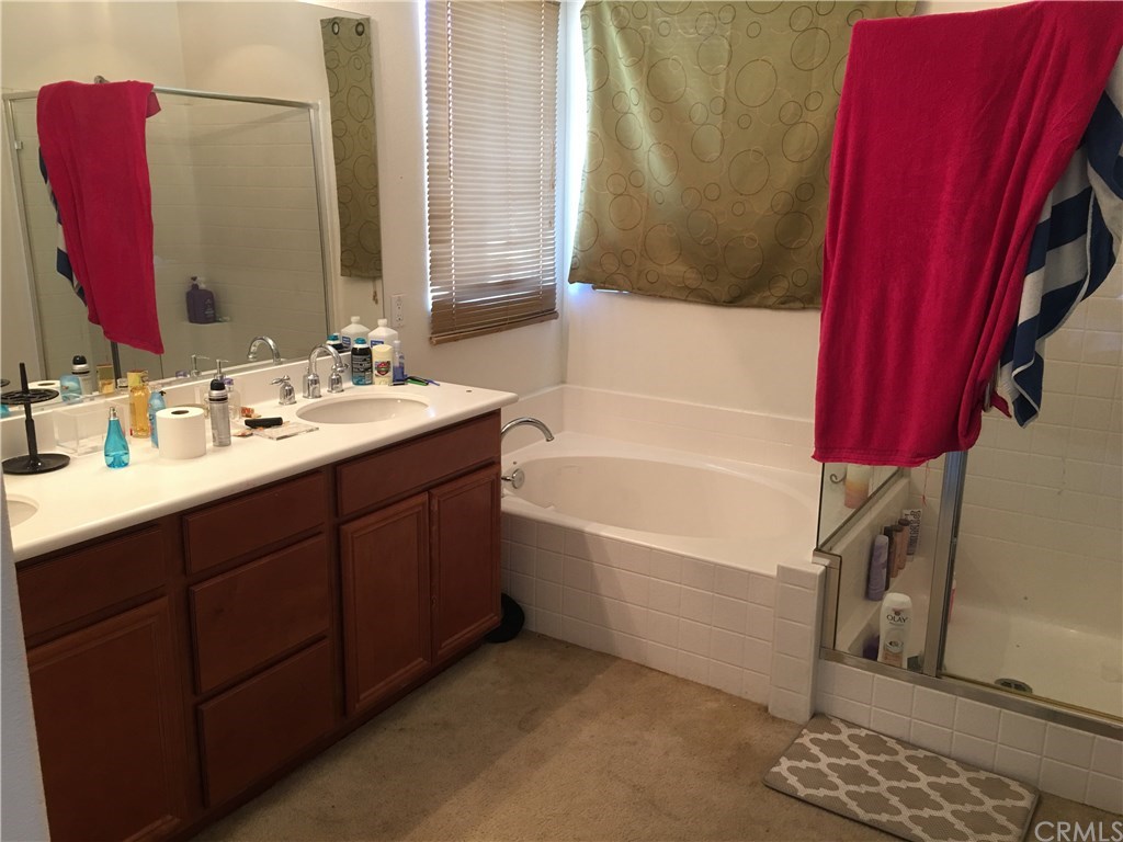 692 Apache Street San Jacinto, CA 92582 - Photo 21 of 36 Master bathroom