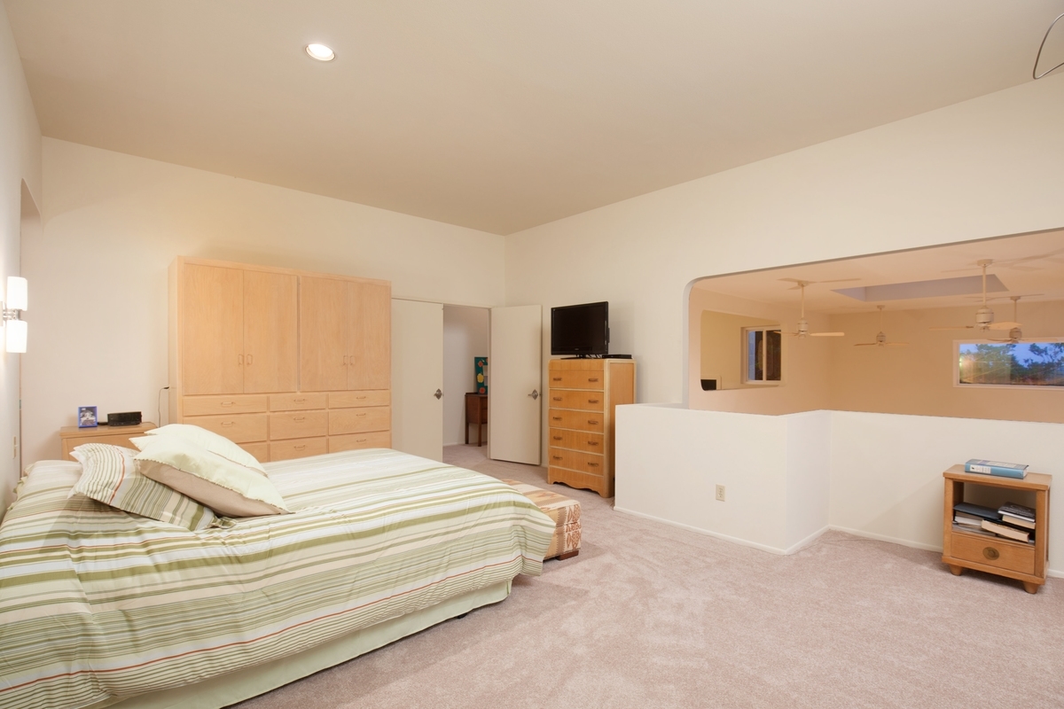 3464 Sunset Drive Fallbrook, CA 92028 - Photo 16 of 25 Spacious and bright, with built-in custom cabinets