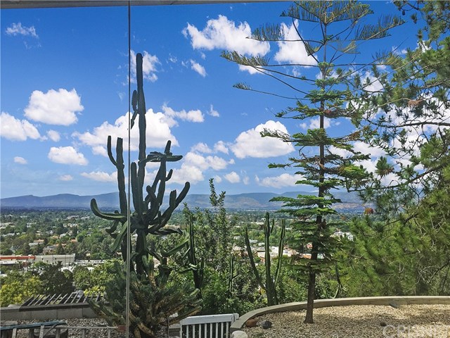 12445 Viewcrest Road Studio City, CA 91604 - Photo 2 of 28