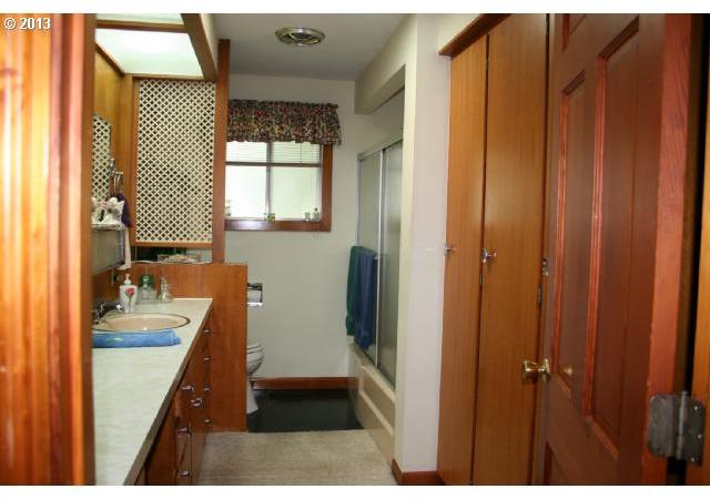 5772 Sunnyview Road Northeast Salem, OR 97305 - Photo 9 of 16 Gallery Image 9