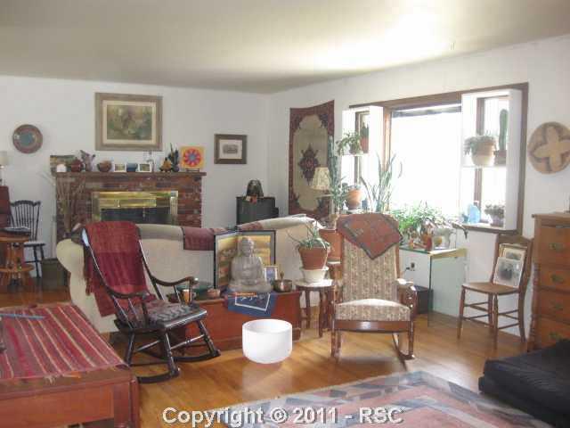 Cozy up to the fireplace in the bright livingroom.
