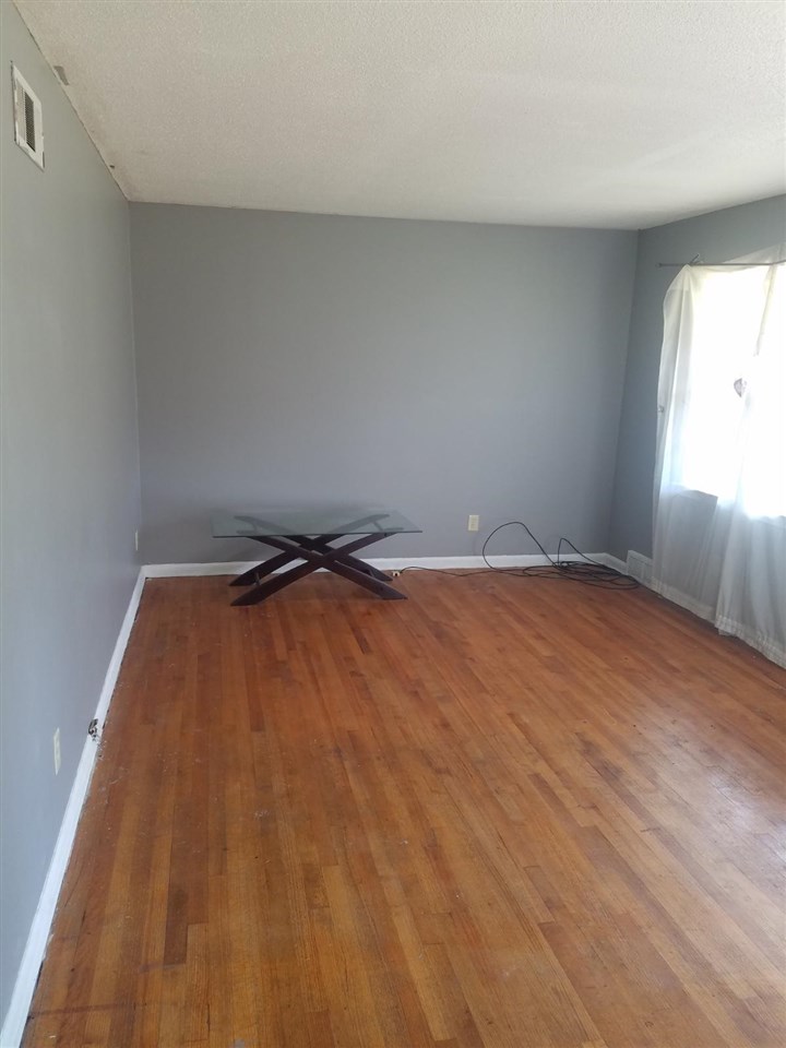 4376 Hillbrook Road Memphis, TN 38109 - Photo 2 of 3 Living room