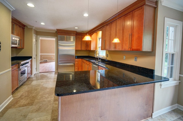 725 South Shady Grove Road Memphis, TN 38120 - Photo 12 of 25 Kitchen Has So Many Points@