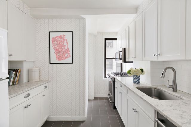 $1,375,000 | 220 East 73rd Street, Unit 2B | Lenox Hill