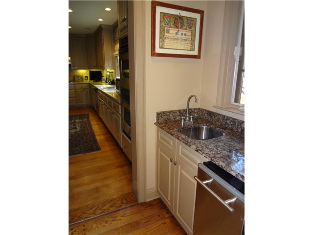 4222 Tuckahoe Road Memphis, TN 38117 - Photo 8 of 25 Granite Wet Bar