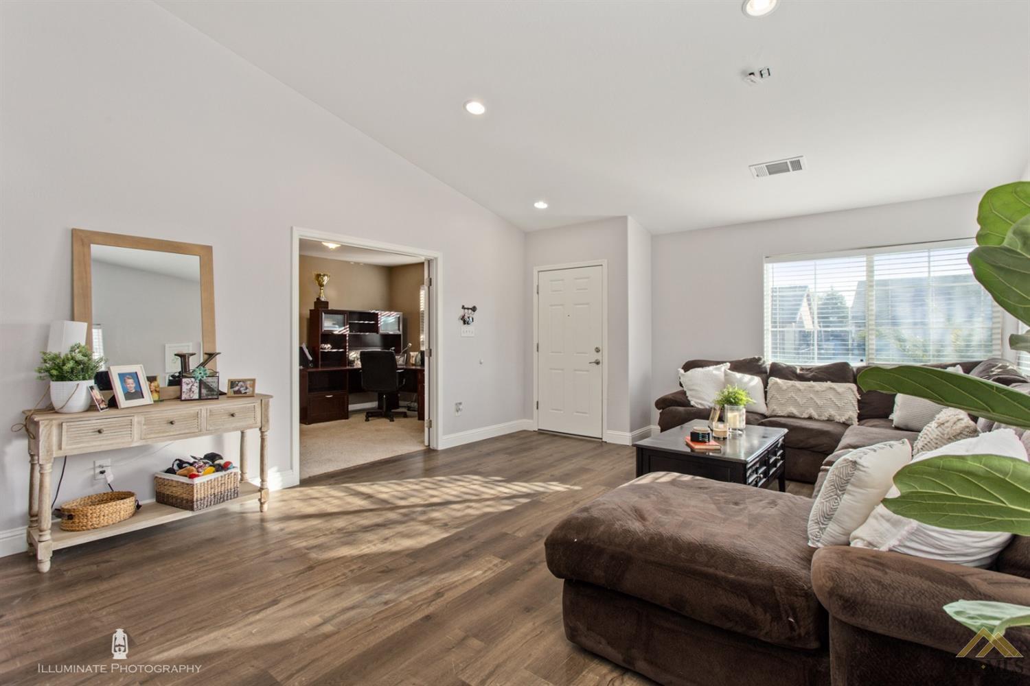 13200 Ridgeway Meadows Drive Bakersfield, CA 93314 - Photo 5 of 32