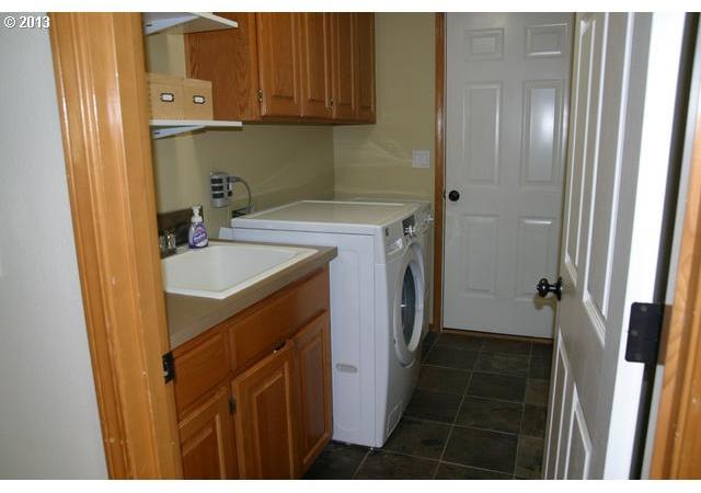 8097 Southwest Chestnut Street Portland, OR 97223 - Photo 7 of 16 Gallery Image 7